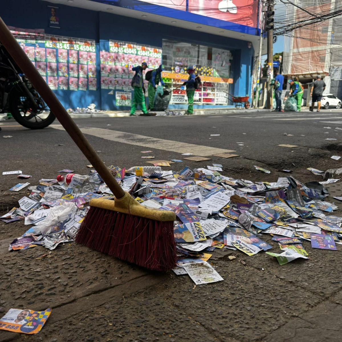 Salvador acorda suja e Limpurb promete megaoperação de limpeza