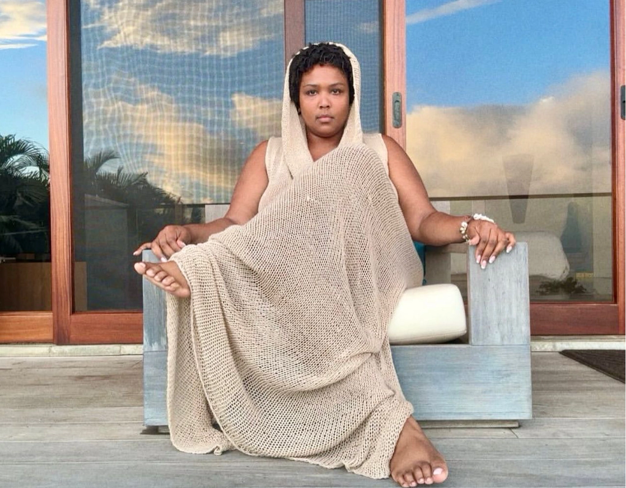 Lizzo elege looks da marca baiana Ateliê Mão de Mãe