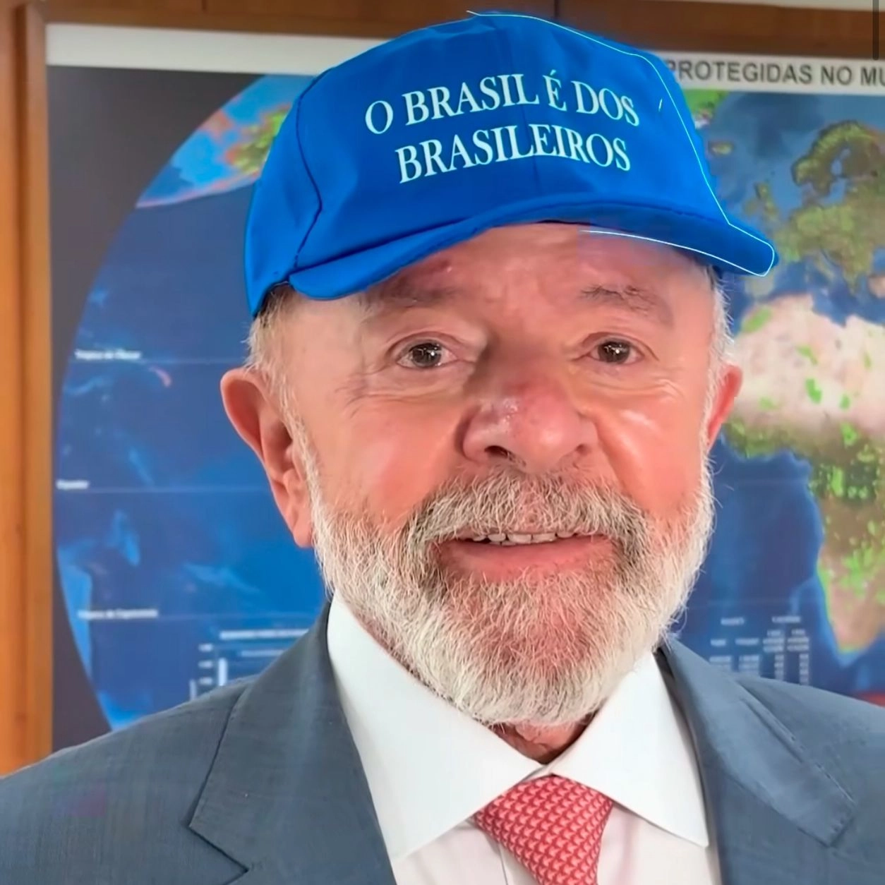 Lula entra no 'embate dos bonés entre oposição e governistas'