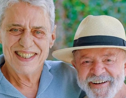 Lula recebe visita de Chico Buarque em São Paulo