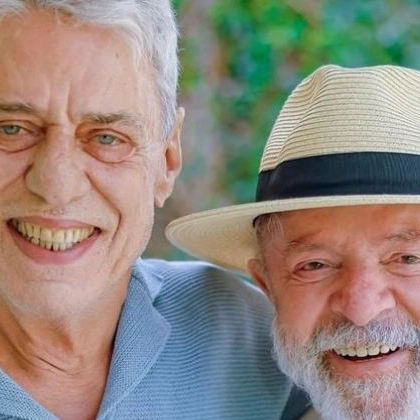 Lula recebe visita de Chico Buarque em São Paulo