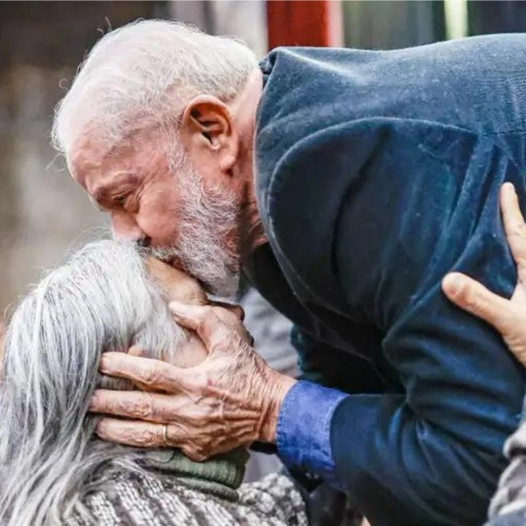 Lula visita abrigo no Rio Grande do Sul e promete reforço ao estado