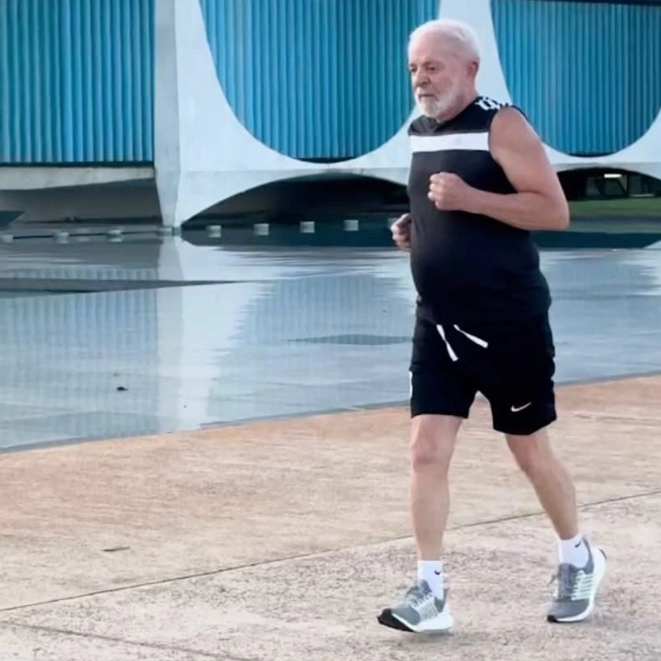 Aos 78 anos, Lula corre no Alvorada e convida seguidores a 'sair do sofá'