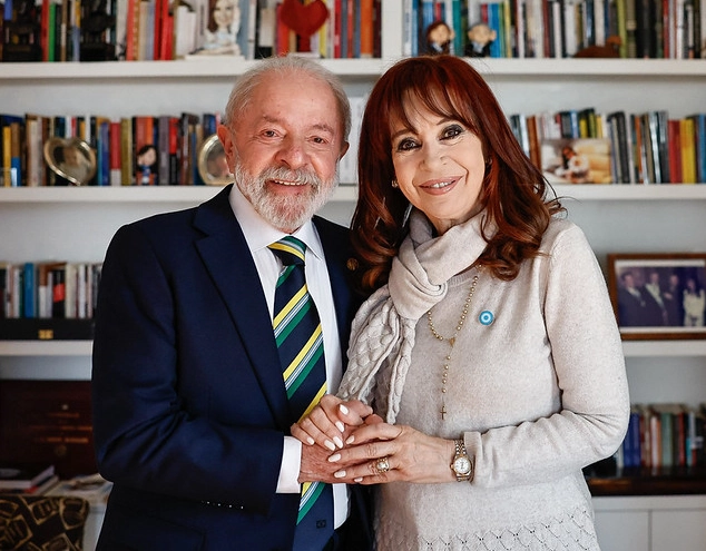 Lula visita Cristina Kirchner e diz confiar na inocência da ex-presidenta