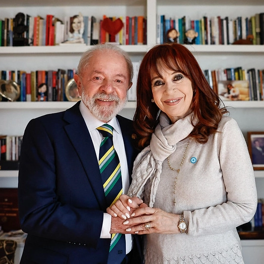 Lula visita Cristina Kirchner e diz confiar na inocência da ex-presidenta