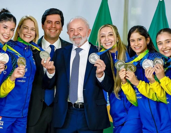 Lula recebe atletas medalhistas do Mundial de Ginástica Rítmica no Palácio do Planalto