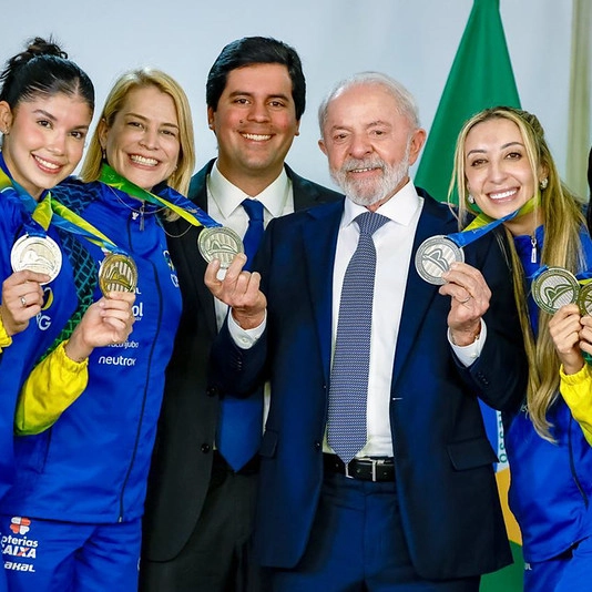 Lula recebe atletas medalhistas do Mundial de Ginástica Rítmica no Palácio do Planalto