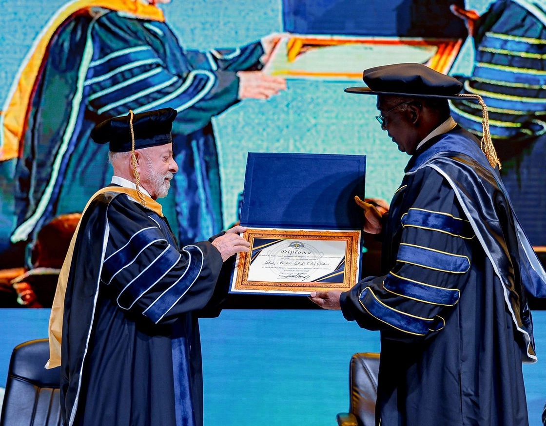 Lula recebe título de doutor honoris causa em Moçambique