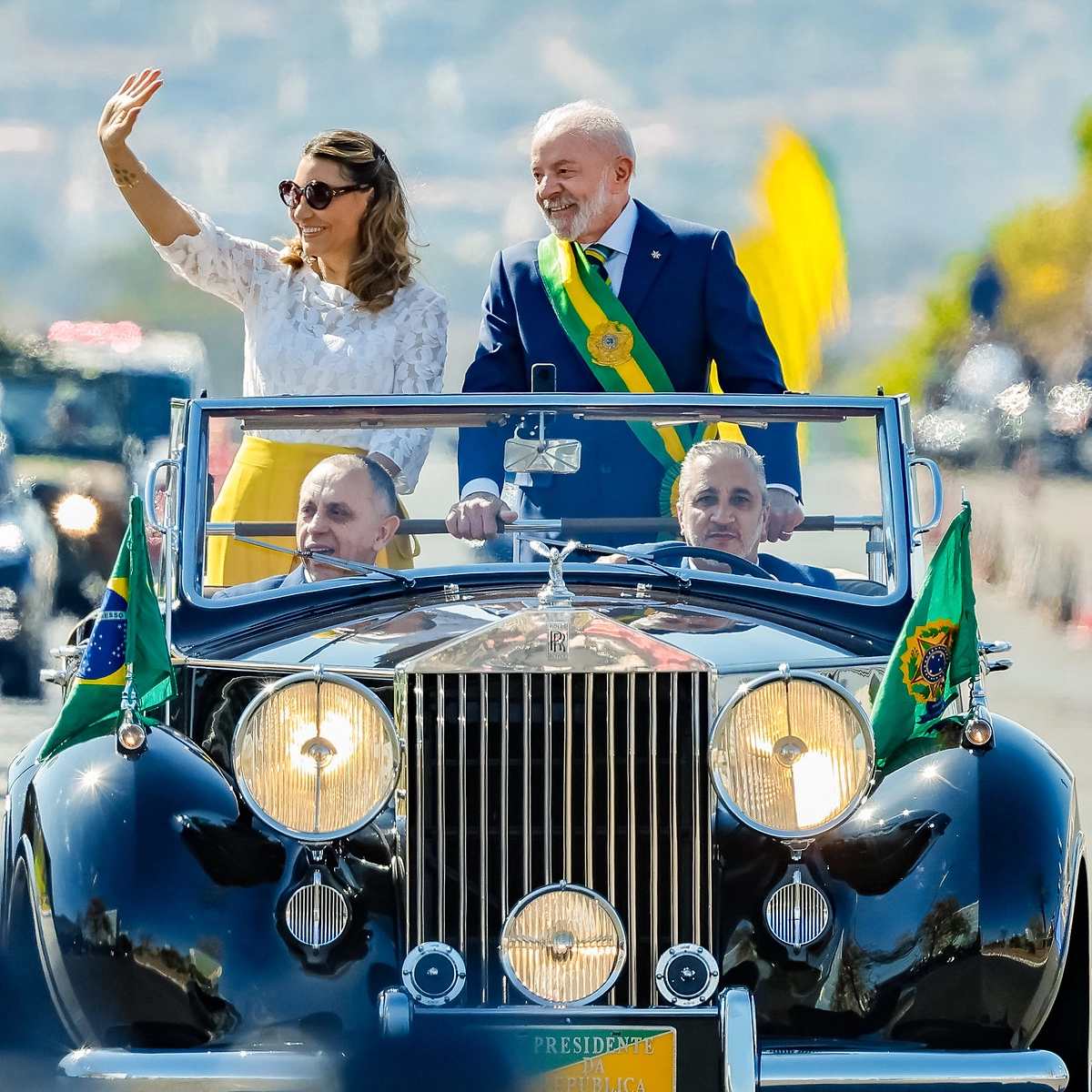 Lula desfila no tradicional Rolls Royce presidencial no 7 de Setembro em Brasília