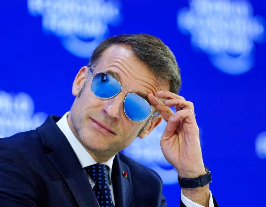 Óculos de Macron em Davos viralizam e fazem ações de fabricante dispararem