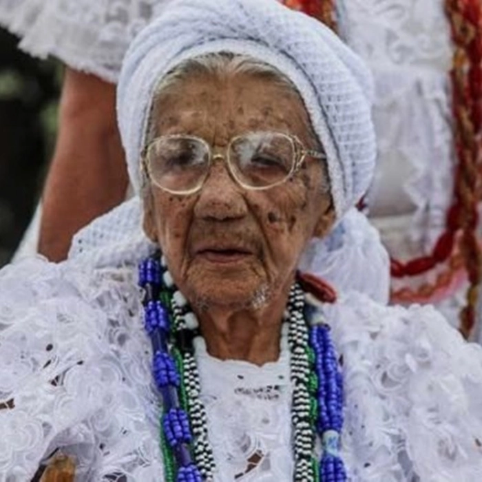 Corpo de Mãe Carmosina é enterrado em Ilhéus; líder religiosa tinha 108 anos
