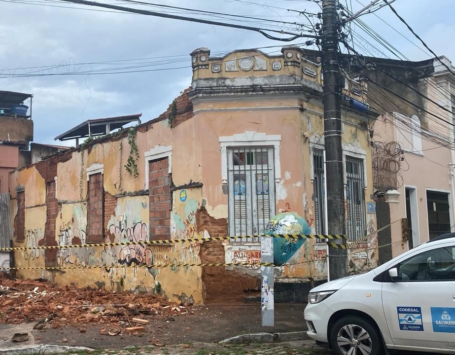 Imóvel desaba parcialmente em Nazaré, em Salvador, e Defesa Civil isola área