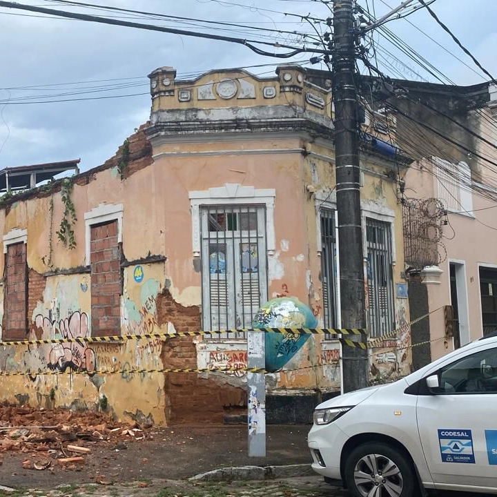 Imóvel desaba parcialmente em Nazaré, em Salvador, e Defesa Civil isola área