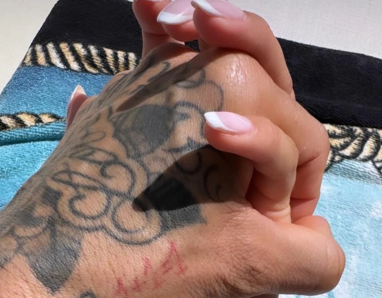 Juntos! Daniel Alves posta foto de mãos dadas com esposa após ganhar liberdade provisória por estupro