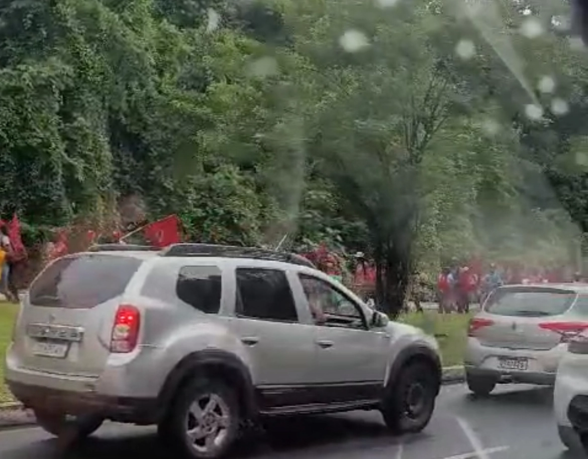 Marcha do MST causa congestionamento em ruas de Salvador