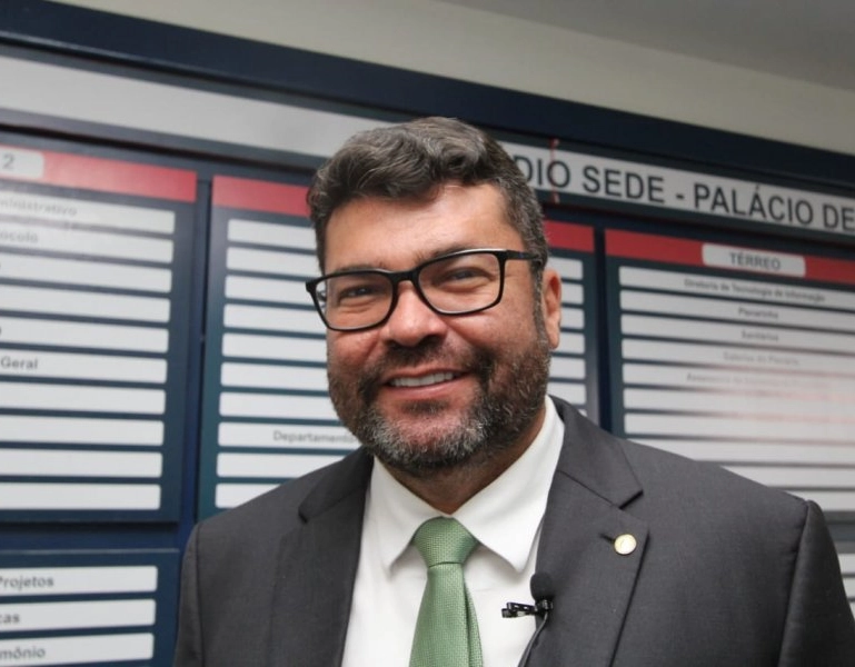 Deputado Marcinho Oliveira é alvo de operação da PF que apura desvio de dinheiro do transporte escolar