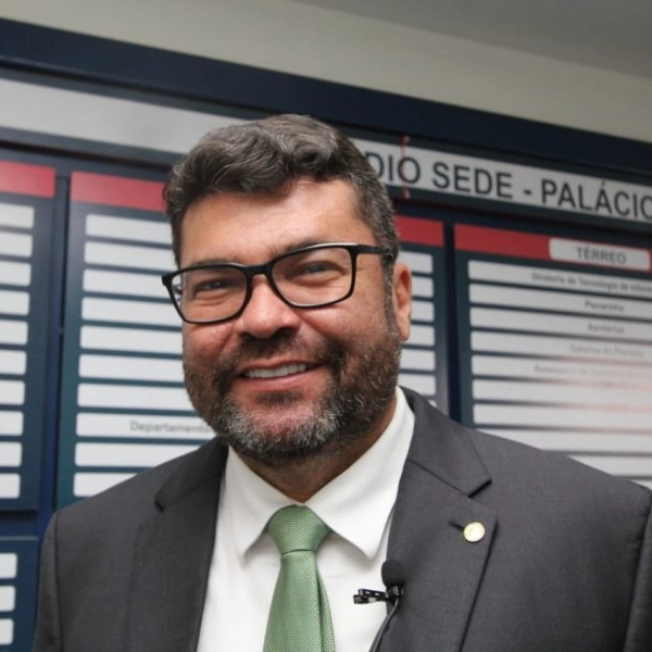 Deputado Marcinho Oliveira é alvo de operação da PF que apura desvio de dinheiro do transporte escolar