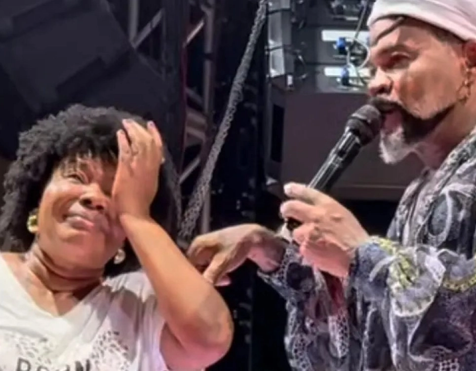 Margareth Menezes se emociona durante participação em show de Carlinhos Brown