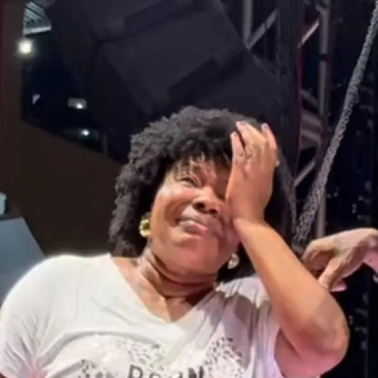 Margareth Menezes se emociona durante participação em show de Carlinhos Brown