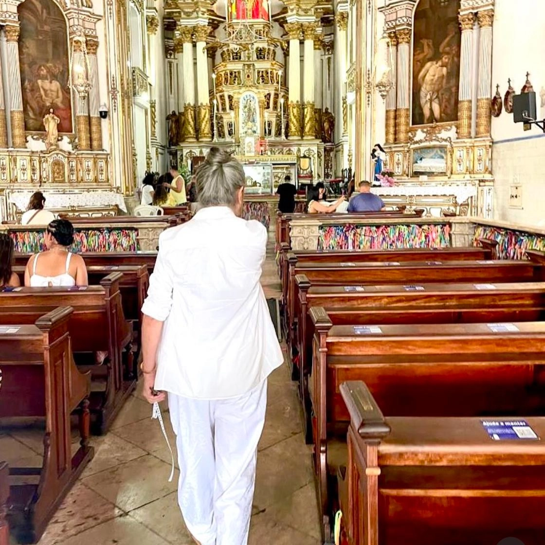 Maria Bethânia visita Igreja do Bonfim antes de show na Fonte Nova