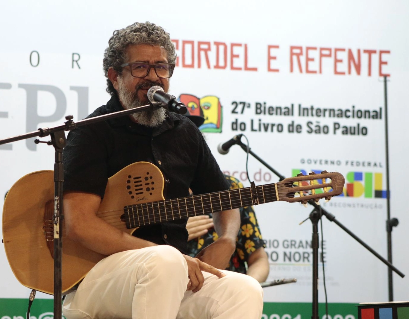 Poeta e cantador Maviael Melo lança livro “Como quem muda de cor” em Salvador