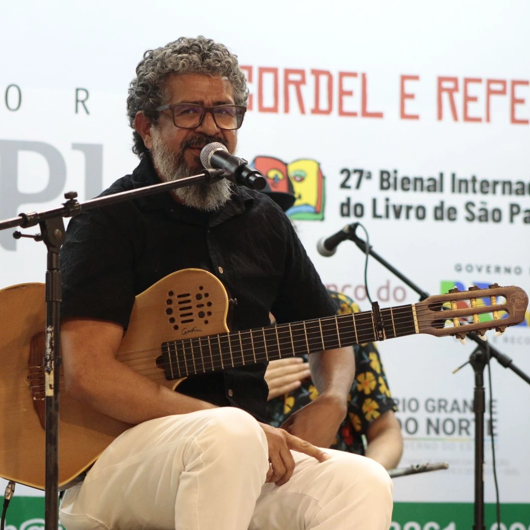 Poeta e cantador Maviael Melo lança livro “Como quem muda de cor” em Salvador