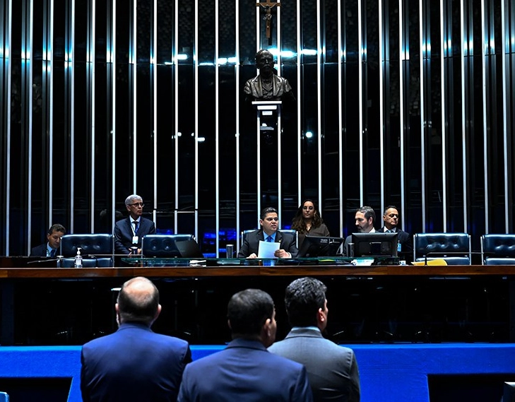 Salários acima do teto: Câmara libera aumento para servidores em 2026-2029