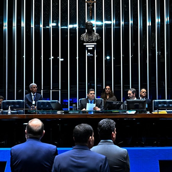 Salários acima do teto: Câmara libera aumento para servidores em 2026-2029