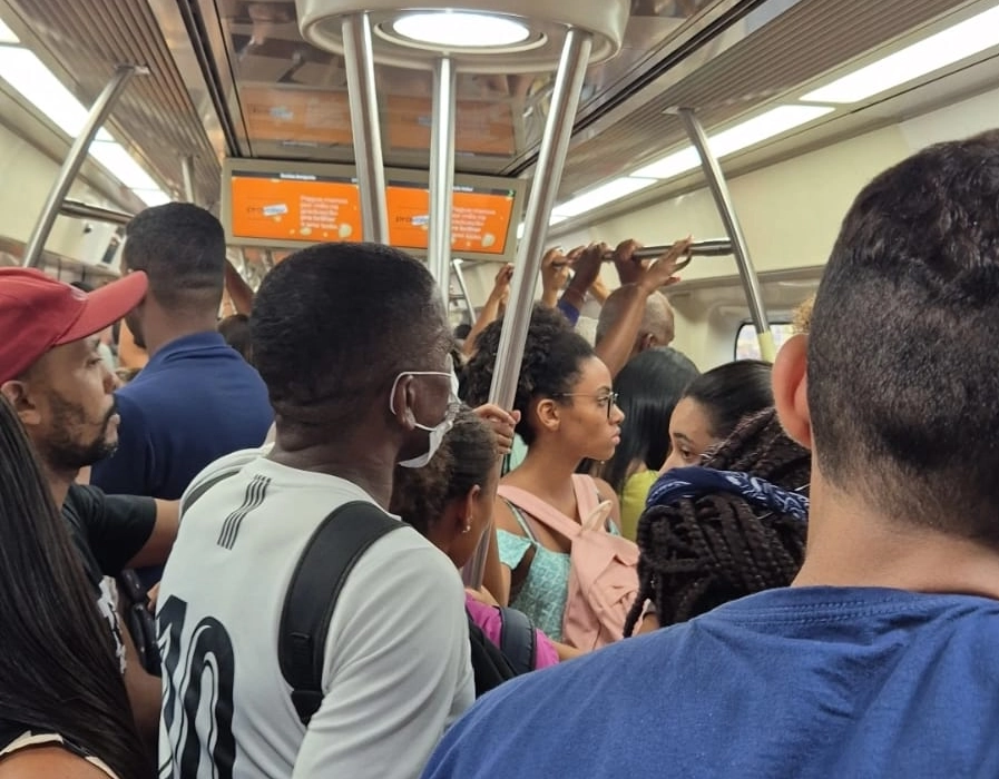 Metrô de Salvador tem trens lotados e lentidão no percurso