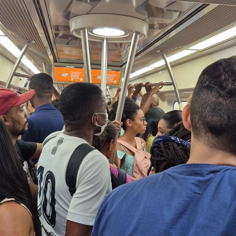 Metrô de Salvador tem trens lotados e lentidão no percurso