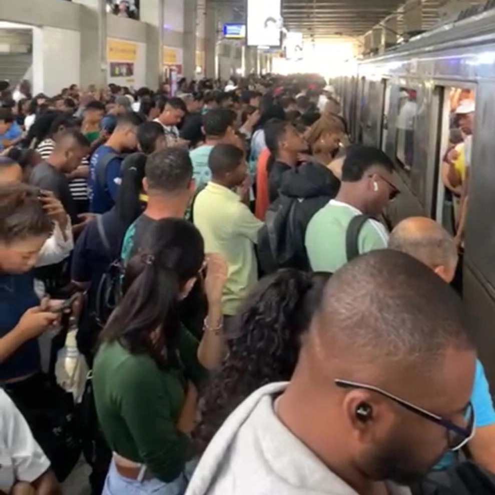 Metrô de Salvador sofre lentidão e estações ficam lotadas;veja