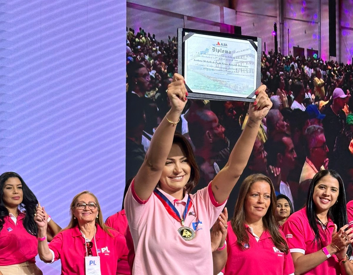 Michelle Bolsonaro recebe Comenda 2 de Julho, mais alta honraria baiana