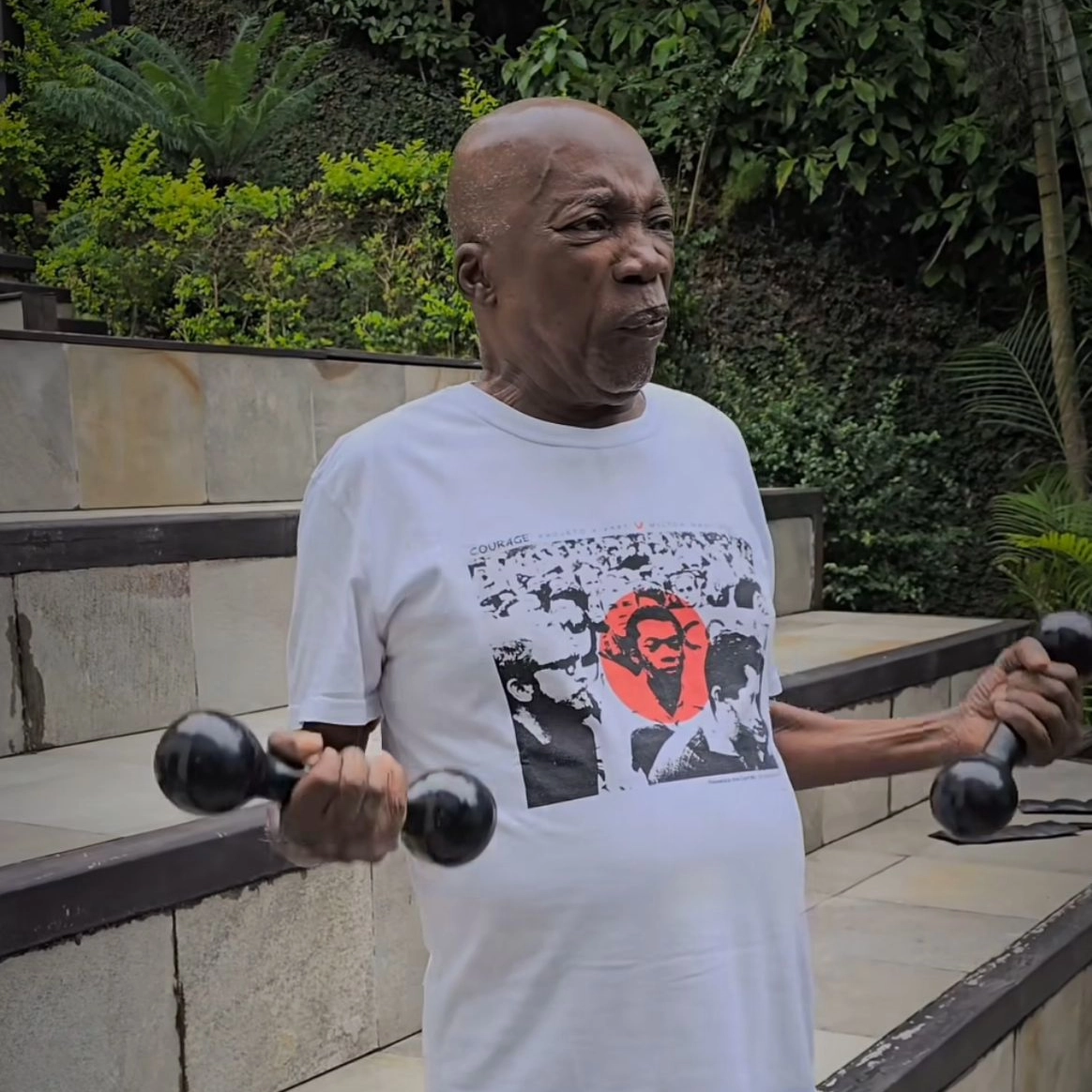 Vídeo: Aos 80 anos, Milton Nascimento mantém rotina de exercício