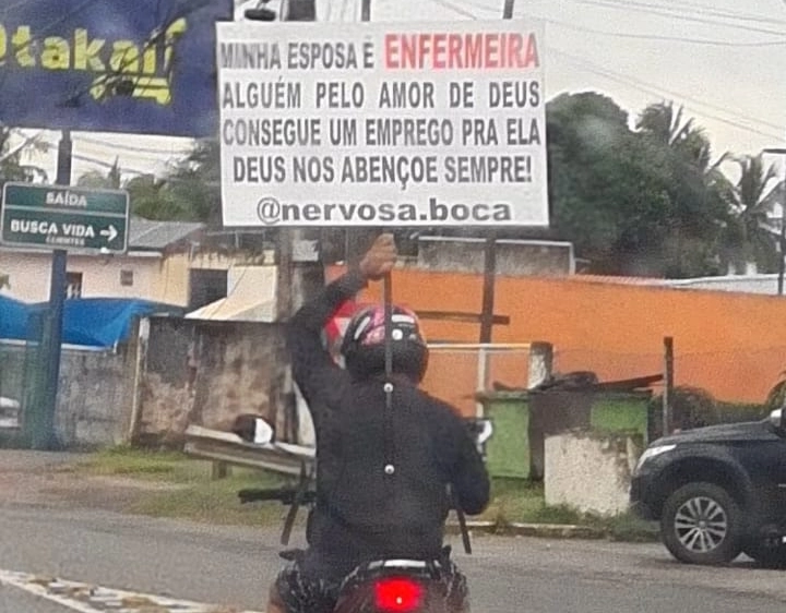 A história do homem que carrega placa pela Estrada do Coco pedindo emprego para a esposa, enfermeira: 'Demonstração de amor'