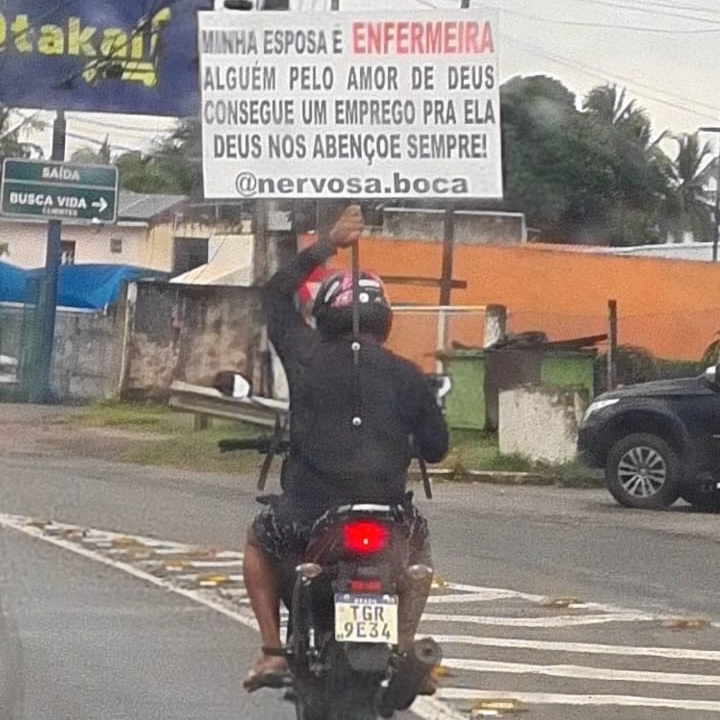 A história do homem que carrega placa pela Estrada do Coco pedindo emprego para a esposa, enfermeira: 'Demonstração de amor'