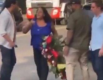 Mulher é detida após ofender policial e tentar deixar coroa funerária em frente à casa de Lula