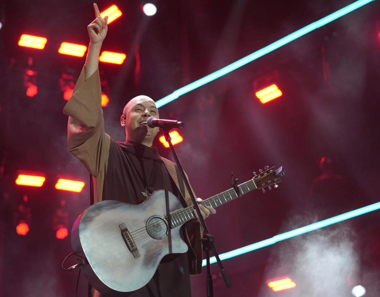 Frei Gilson reúne milhares de fiéis na Boca do Rio