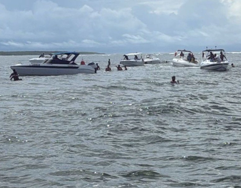 Lancha naufraga parcialmente na Ilha de Tinharé, na Bahia, e deixa dois feridos