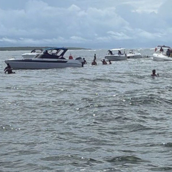 Lancha naufraga parcialmente na Ilha de Tinharé, na Bahia, e deixa dois feridos