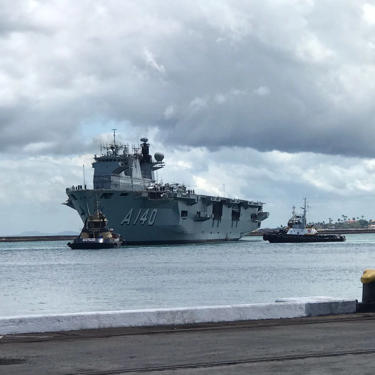 Viaturas blindadas da PF chegam em Salvador a bordo de navio da Marinha; asissta