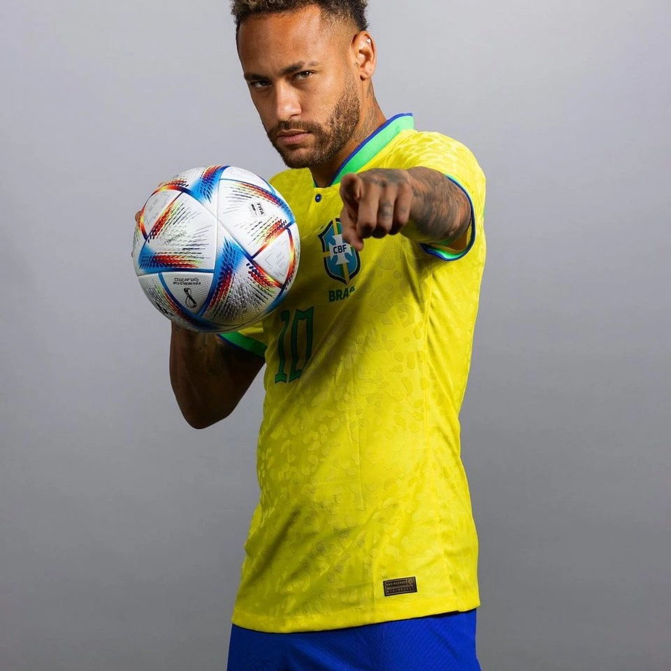 Neymar recebe homenagem da CBF após bater de recorde de Pelé