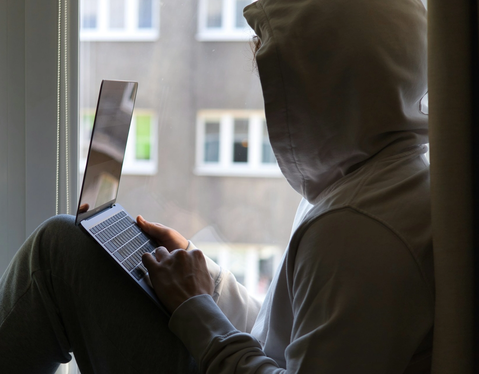 Lei Maria da Penha pode passar a punir perseguição digital e ameaças virtuais