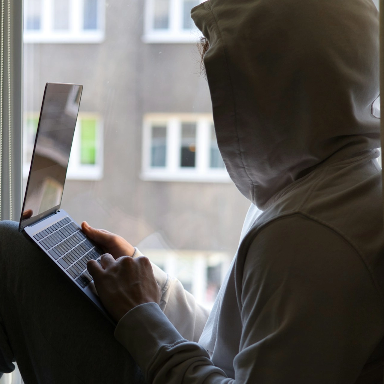 Lei Maria da Penha pode passar a punir perseguição digital e ameaças virtuais