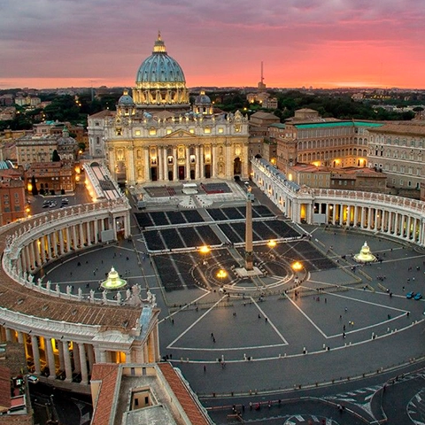 Vaticano declara que pessoas trans podem ser madrinhas e batizadas na Igreja Católica