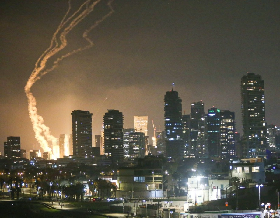 Israel intercepta novo ataque com mísseis lançado pelo Irã nesta terça-feira (17)