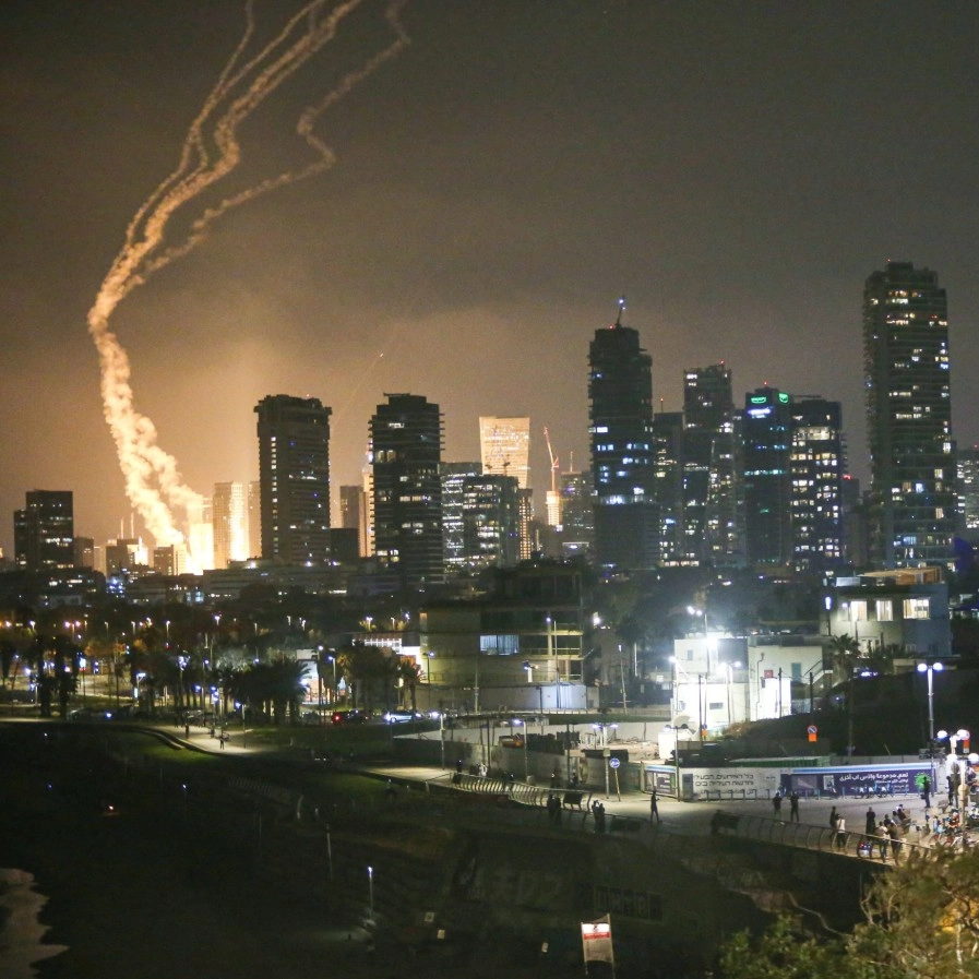 Israel intercepta novo ataque com mísseis lançado pelo Irã nesta terça-feira (17)
