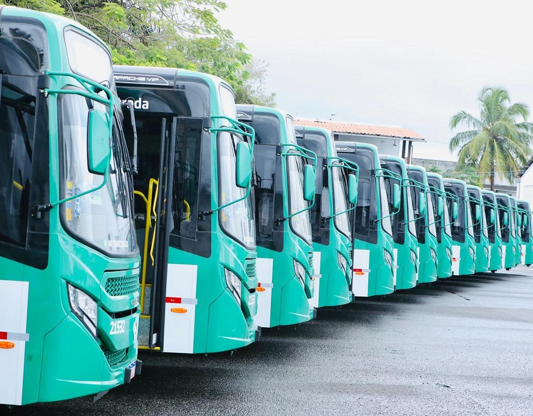 Prefeitura de Salvador entrega novos ônibus com ar-condicionado