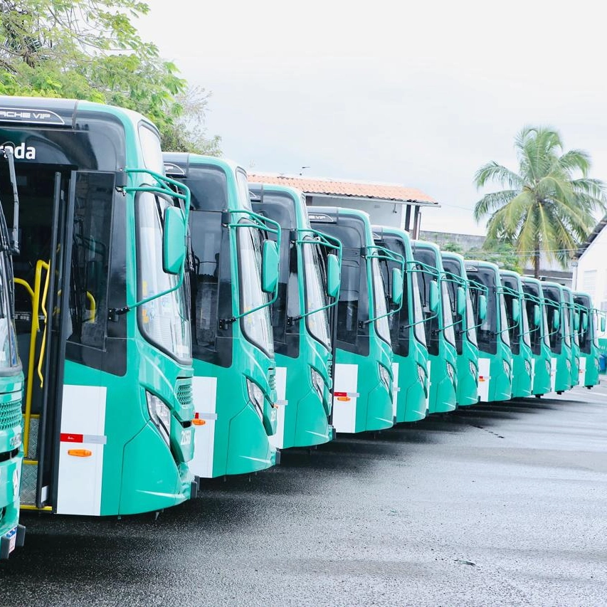 Prefeitura de Salvador entrega novos ônibus com ar-condicionado