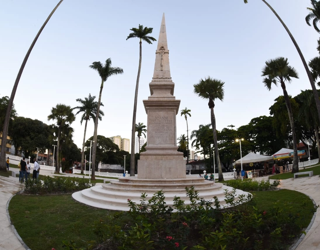 Praça da Aclamação é entregue após reforma e restauração de monumentos