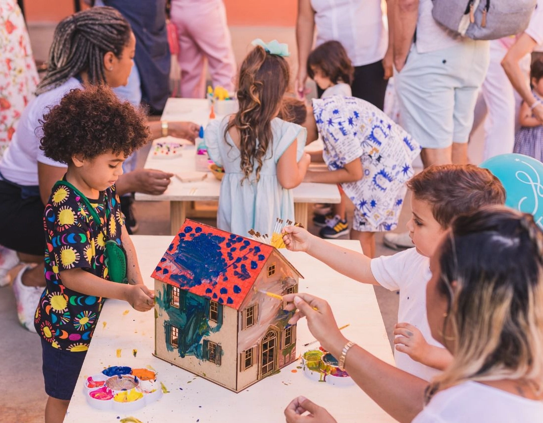 Evento gratuito recebe famílias para tarde de brincadeiras no Corredor da Vitória